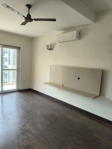 Room in 4 BHK Apartment at Sector 66-A – for Rent