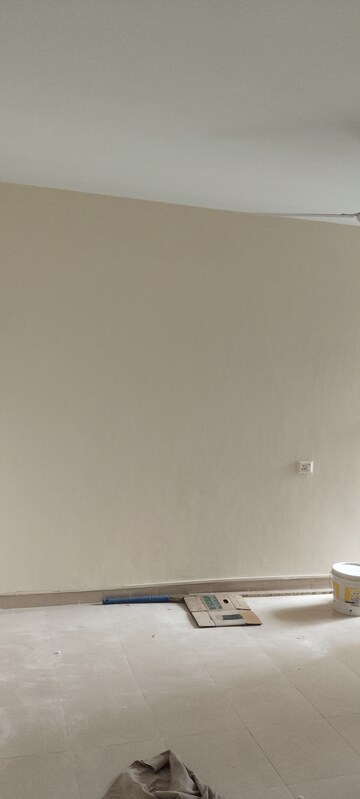 Furnished Amenities in 3 BHK Apartment at Auric City Homes, Sector 82 – for Rent