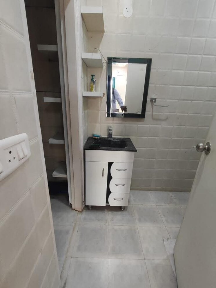 Bathroom, freedom fighters enclave 3 Bedroom 1800 Sq.Ft. Builder Floor In Freedom Fighters Enclave Delhi 9098347