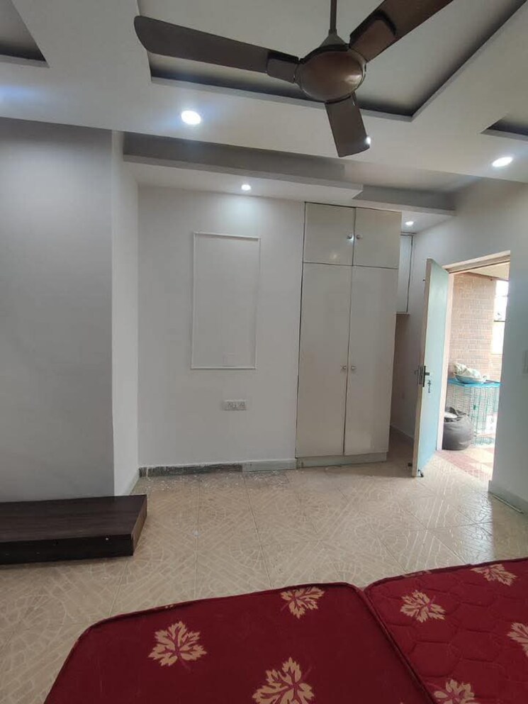 Room, freedom fighters enclave 3 Bedroom 1800 Sq.Ft. Builder Floor In Freedom Fighters Enclave Delhi 9098347