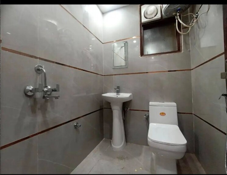 Bathroom, freedom fighters enclave 2 Bedroom 1050 Sq.Ft. Builder Floor In Freedom Fighters Enclave Delhi 9098438