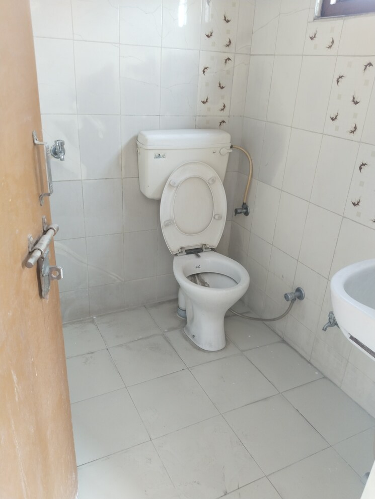 Bathroom, gomti nagar 1 RK 500 Sq.Ft. Builder Floor In Gomti Nagar Lucknow 9098587