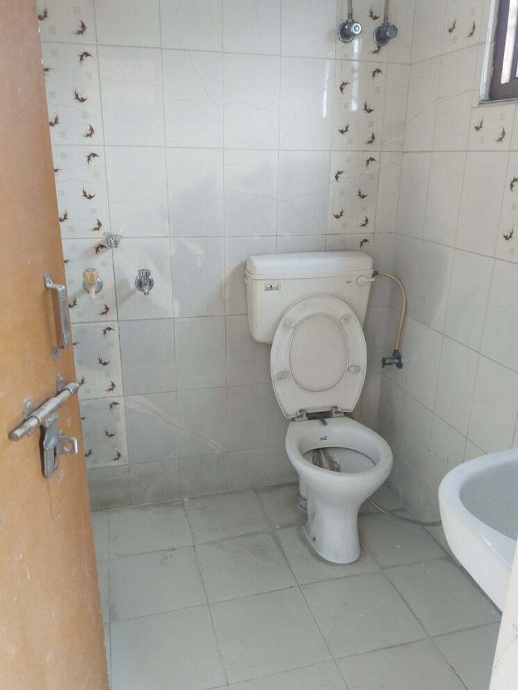 Bathroom, gomti nagar 1 RK 500 Sq.Ft. Builder Floor In Gomti Nagar Lucknow 9098587
