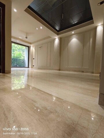 Room in 3 BHK Builder Floor at Saket – for Rent
