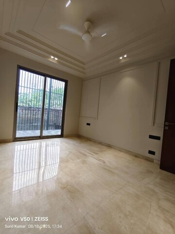 Room in 3 BHK Builder Floor at Saket – for Rent