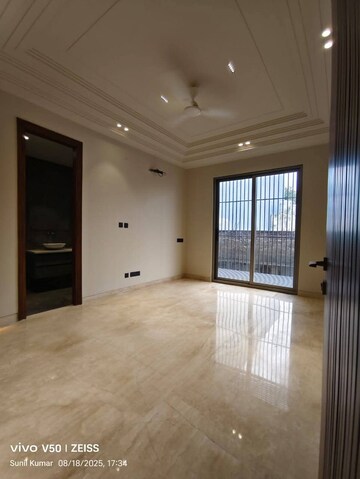 Room in 3 BHK Builder Floor at Saket – for Rent