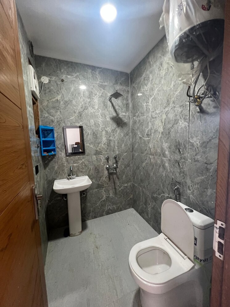 Bathroom, freedom fighters enclave 1 Bedroom 500 Sq.Ft. Builder Floor In Freedom Fighters Enclave Delhi 9098788
