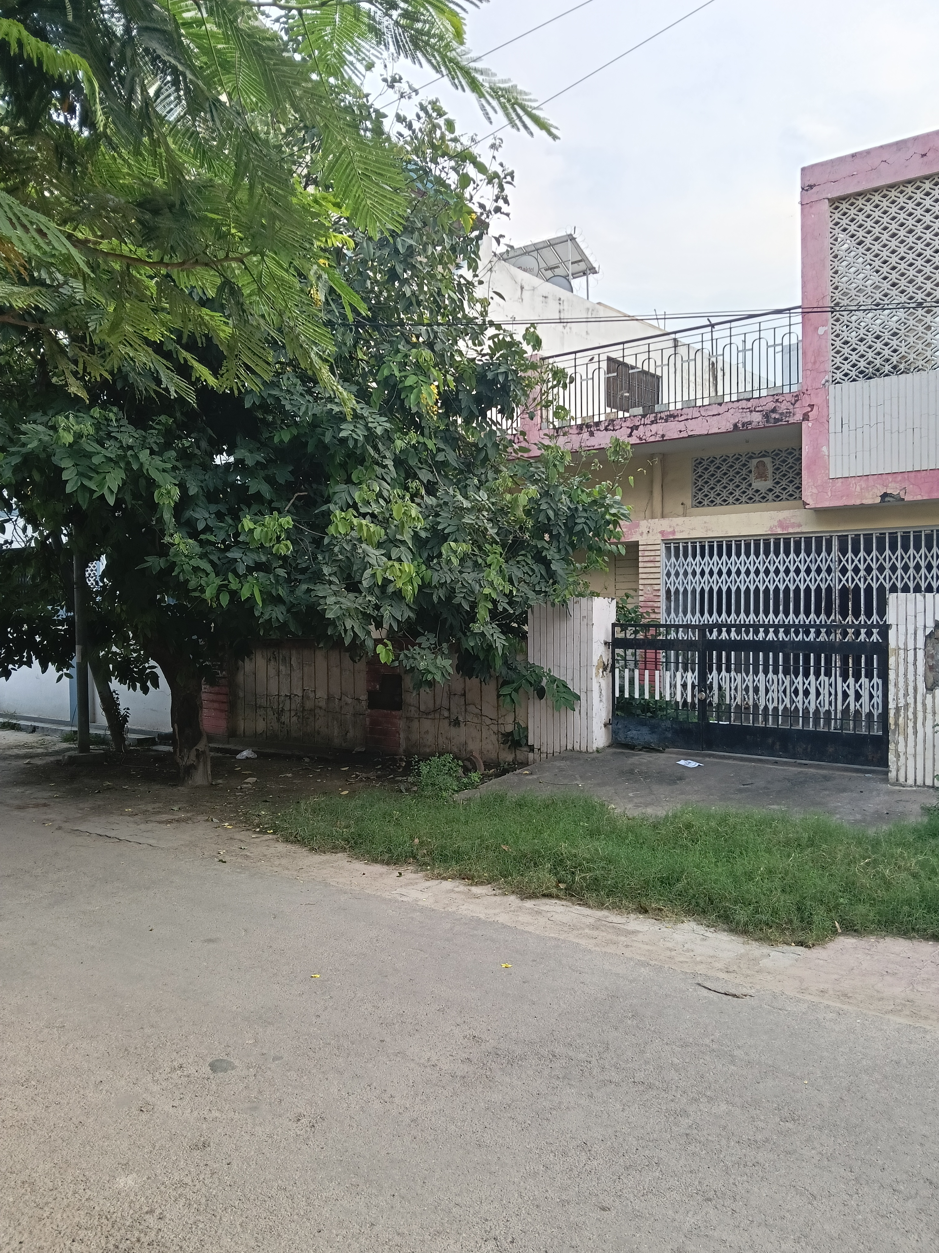 Plot For Sale in Aliganj