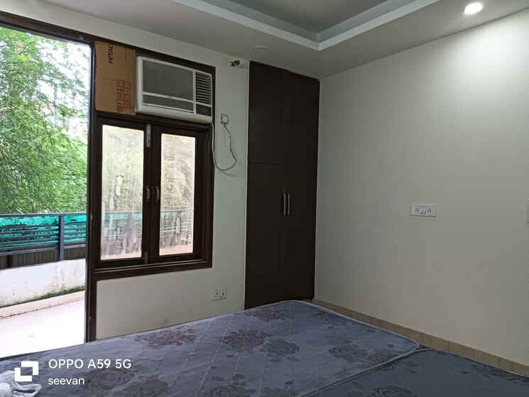 Room, paryavaran complex 3 Bedroom 1800 Sq.Ft. Builder Floor In Paryavaran Complex Delhi 9098929