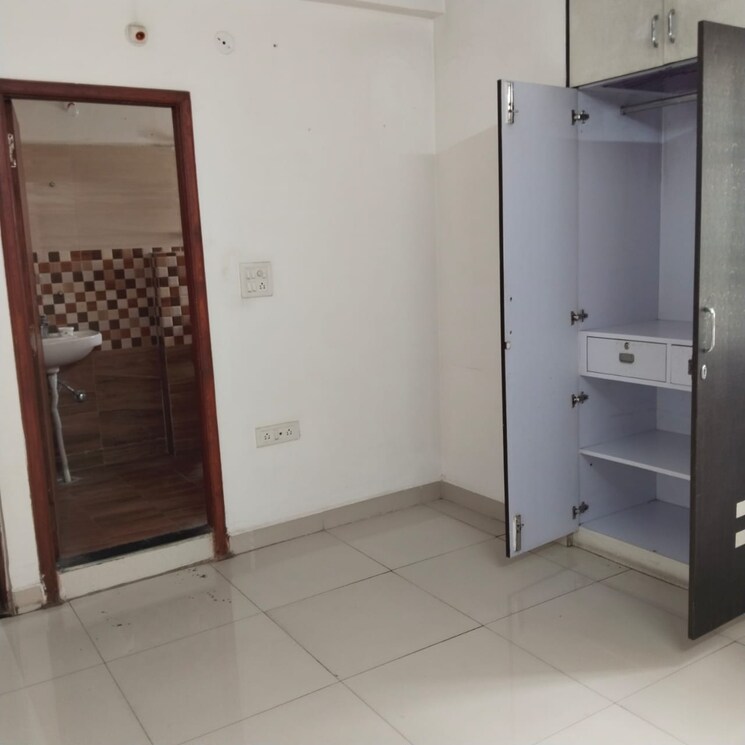 Room, hoshangabad road 3 Bedroom 1500 Sq.Ft. Apartment In Hoshangabad Road Bhopal 9098930