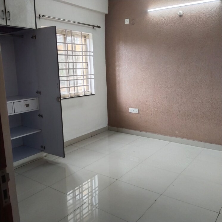 Room, hoshangabad road 3 Bedroom 1500 Sq.Ft. Apartment In Hoshangabad Road Bhopal 9098930