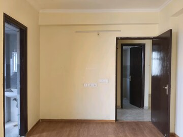 Room in 3 BHK Apartment at Amrapali Leisure Valley, Tech Zone 4 Greater Noida – for Sale