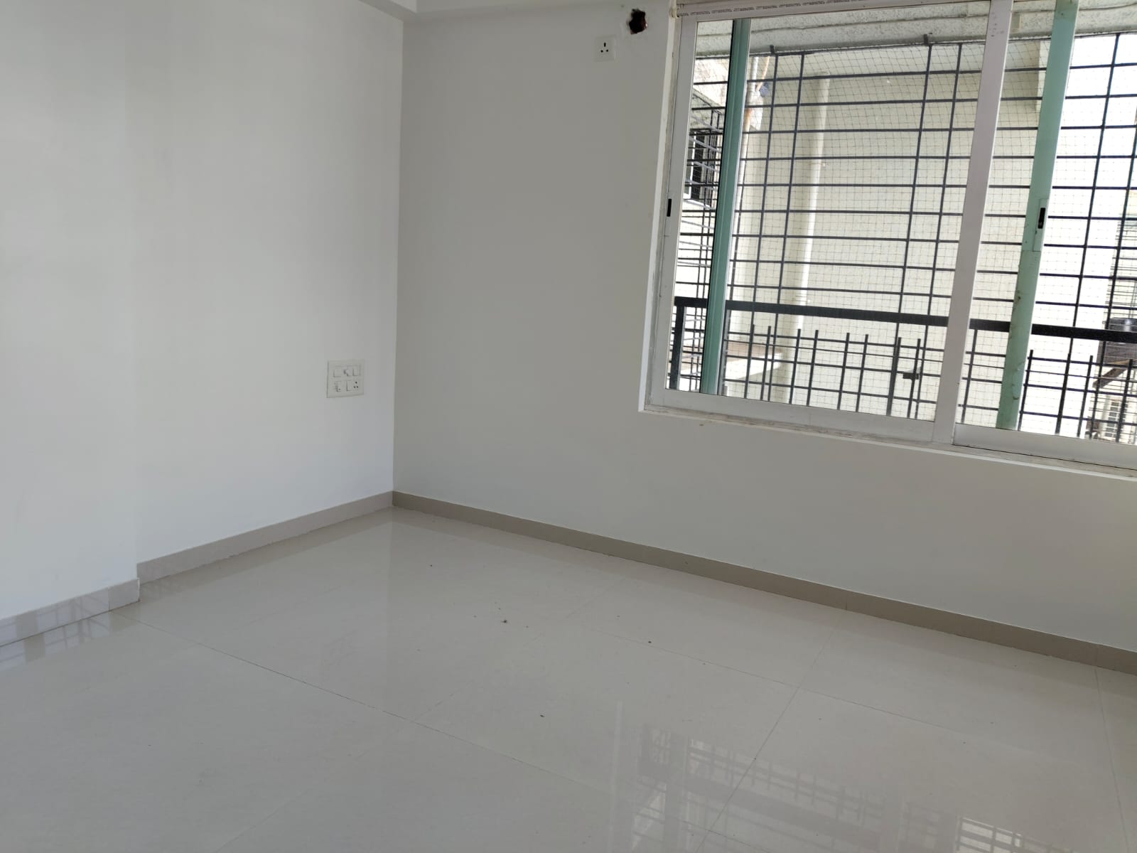 2.5 BHK + Extra Room Apartment For Rent in DLH Orchid