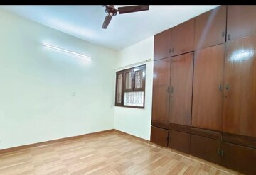 Room in 3 BHK Builder Floor at Paryavaran Complex – for Rent