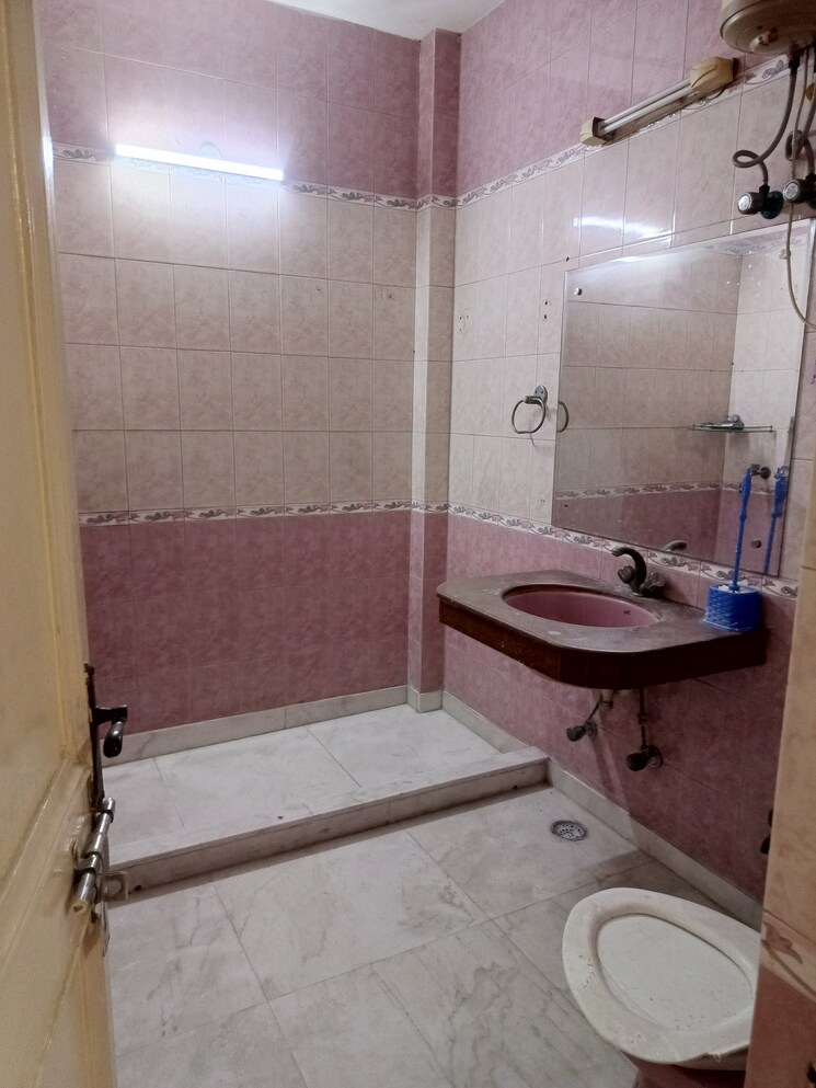 Bathroom, sector 36 3 Bedroom 202 Sq.Mt. Independent House In Sector 36 Noida 9099099