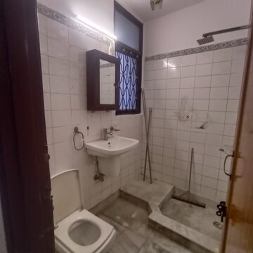 Master Bedroom in 2.5 BHK Builder Floor at Chittaranjan Park – for Rent