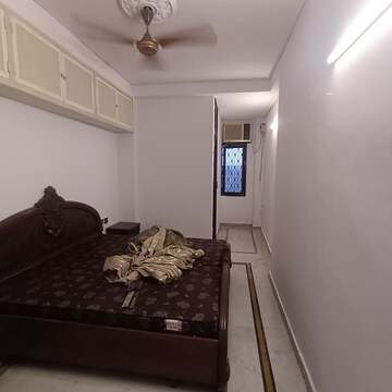 Furnished Amenities in 2.5 BHK Builder Floor at Chittaranjan Park – for Rent