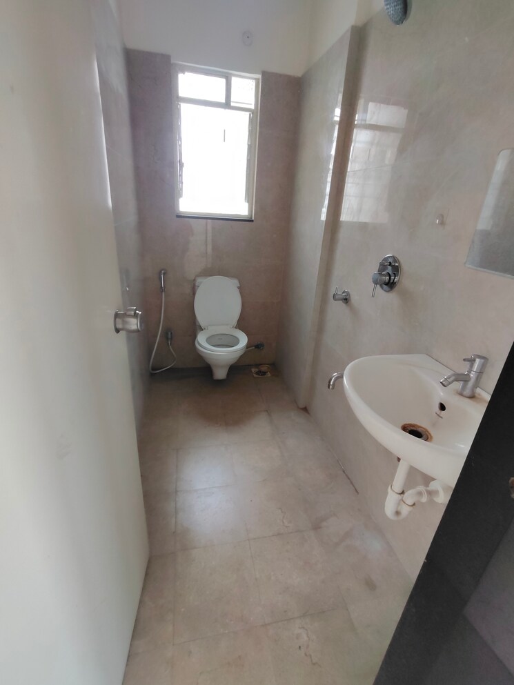 Bathroom, mahesh-el-regalo 2 Bedroom 680 Sq.Ft. Apartment In Undri Pune 9099311