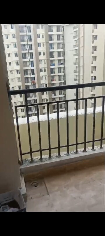 Floor Plan in 2.5 BHK Apartment at Amrapali Golf Homes, Sector 4 Greater Noida – for Rent