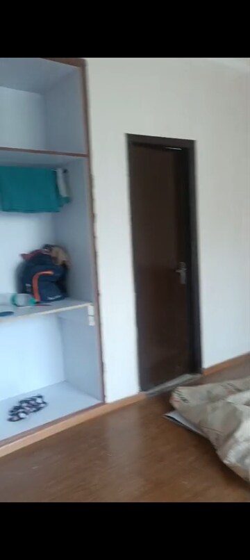 Furnished Amenities in 2.5 BHK Apartment at Amrapali Golf Homes, Sector 4 Greater Noida – for Rent