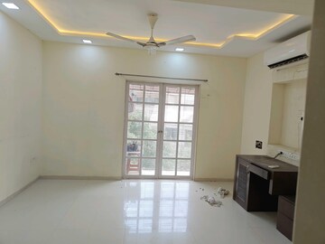Room in 2 BHK Apartment at Lokhandwala Complex, Andheri West – for Rent