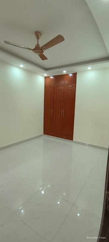 Room in 3 BHK Apartment at Eros Cliffton Apartments, Charmwood Village – for Rent