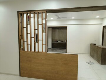 Room in 4 BHK Apartment at Vastrapur – for Rent