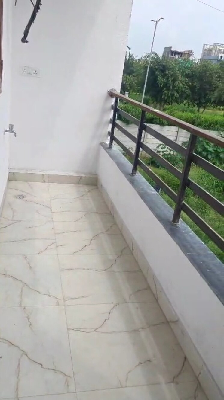 Balcony, bptp-district 3 Bedroom 150 Sq.Yd. Builder Floor In Sector 81 Faridabad 9099577