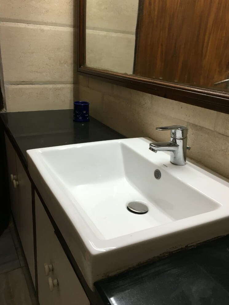 Bathroom, green park 3 Bedroom 200 Sq.Yd. Apartment In Green Park Delhi 9099681