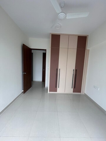 Room in 2 BHK Apartment at Kalpataru Immensa, Kolshet Road – for Sale