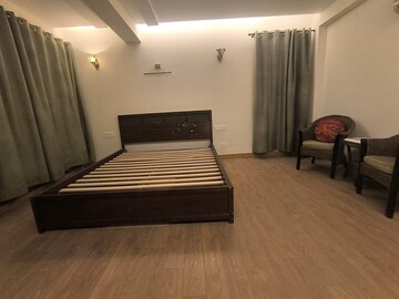 Bedroom in 3 BHK Apartment at Prithviraj Road – for Rent