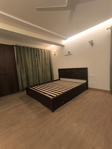 Bedroom in 3 BHK Apartment at Prithviraj Road – for Rent