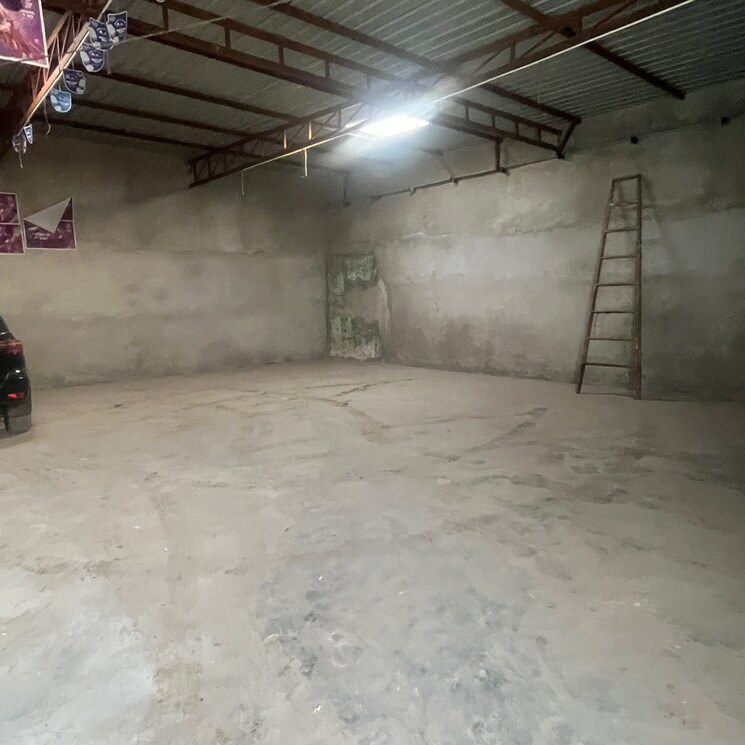  Parking, satbari Commercial Warehouse 350 Sq.Yd. In Satbari Delhi 9099887