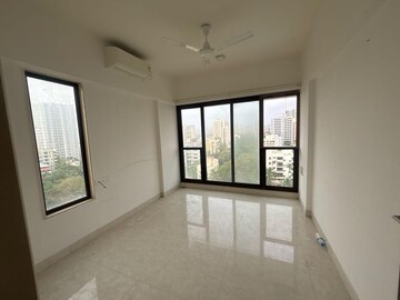 Room in 2 BHK Apartment at Kanakia Hollywood, Versova – for Rent