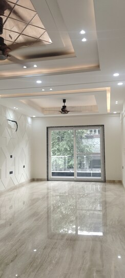4 BHK + Pooja Room,Servant Room Builder Floor For Sale in Unitech South City II