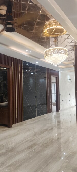 Building Lobby in 4 BHK Builder Floor at Unitech South City II, Sector 50 – for Sale