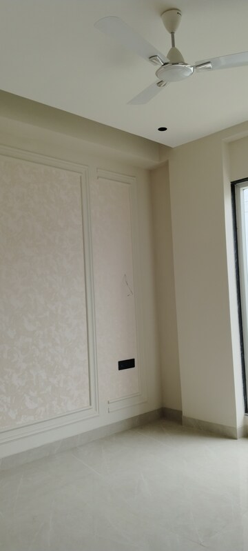 Building Lobby in 3.5 BHK Builder Floor at Smart World Orchard, Sector 61 – for Rent