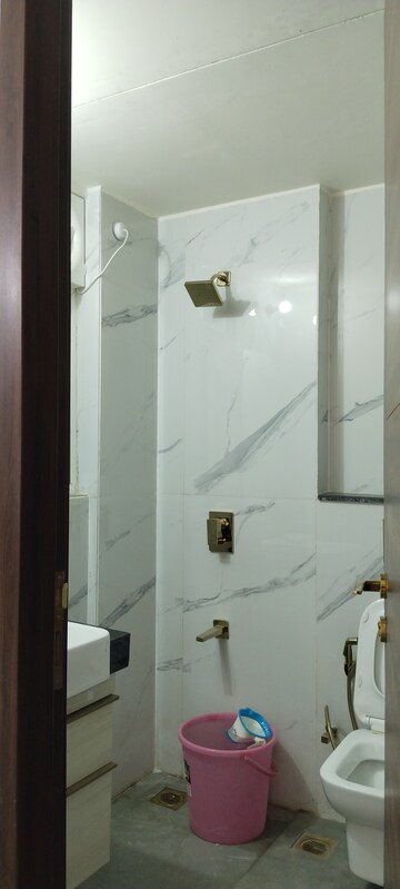 Bathroom in 3.5 BHK Builder Floor at Smart World Orchard, Sector 61 – for Rent