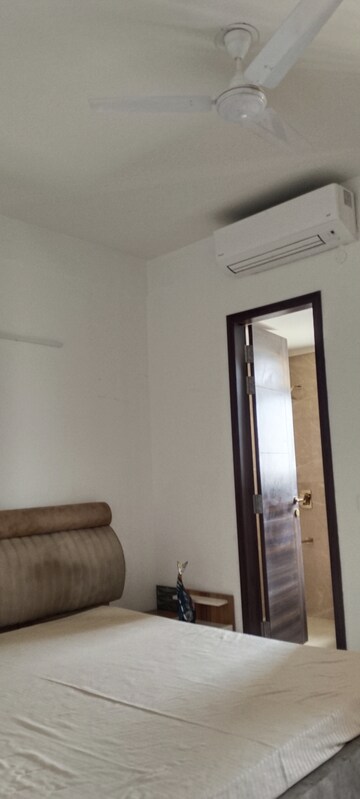 Building Lobby in 3.5 BHK Builder Floor at Smart World Orchard, Sector 61 – for Rent