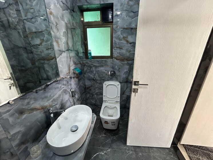 Bathroom, lokhandwala-complex 2 Bedroom 750 Sq.Ft. Apartment In Andheri West Mumbai 9100059