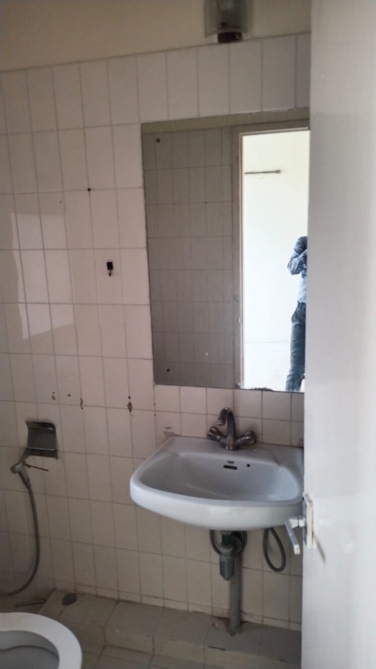 Bathroom, dlf-the-princeton-estate 2 Bedroom 1001 Sq.Ft. Apartment In Dlf Phase V Gurgaon 9100089