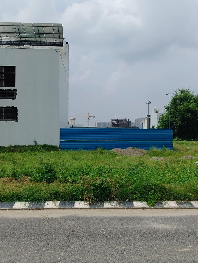 Garden, wave-city  135 Sq.Yd. Plot In Wave City Ghaziabad 9100195