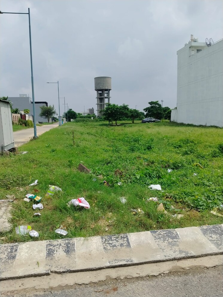 Garden, wave-city  135 Sq.Yd. Plot In Wave City Ghaziabad 9100195