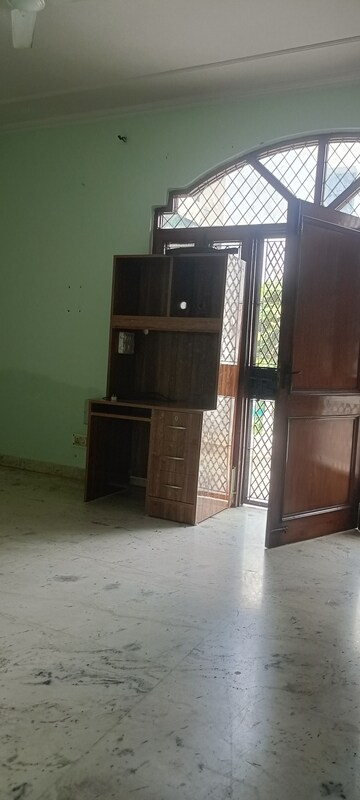 Room in 4 BHK Villa at Sector 41 – for Rent