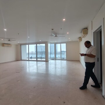 Room in 4 BHK Apartment at DLF The Belaire, Sector 54 – for Rent