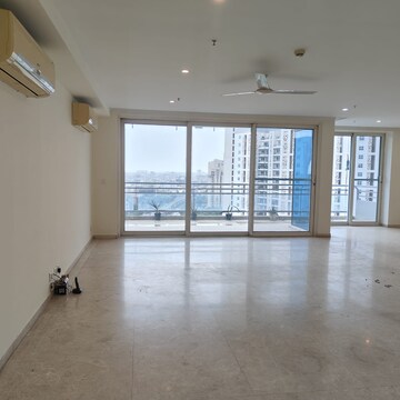 Room in 4 BHK Apartment at DLF The Belaire, Sector 54 – for Rent