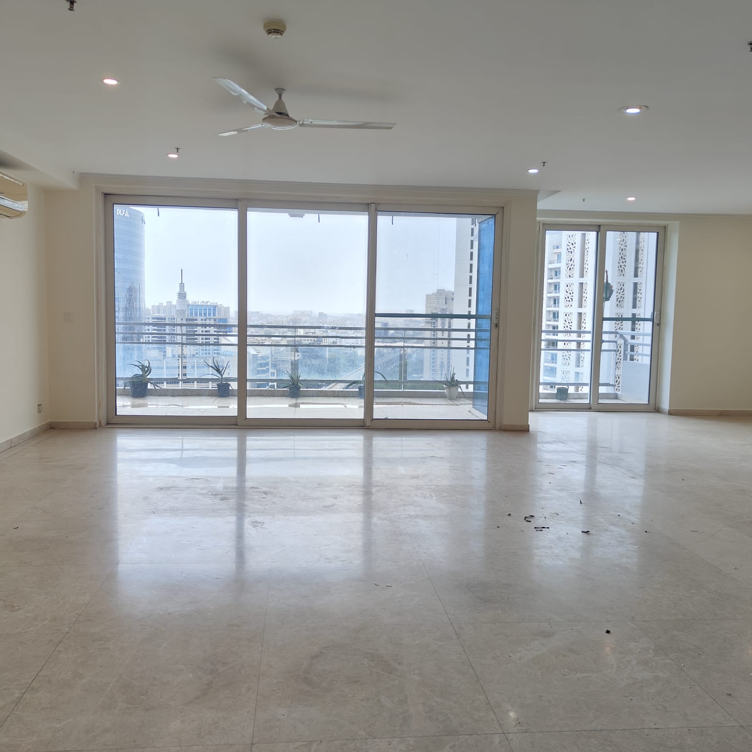 4 BHK + Servant Room Apartment For Rent in DLF The Belaire