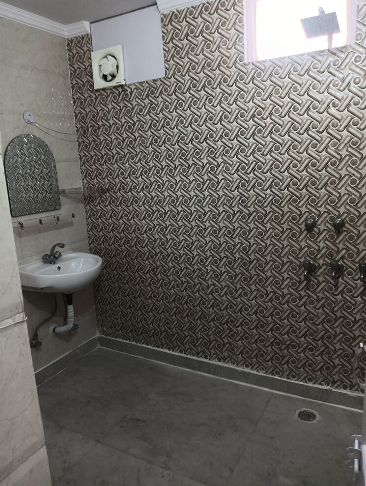 Bathroom, lajpat nagar ii 2 Bedroom 900 Sq.Ft. Builder Floor In Lajpat Nagar ii Delhi 9100305
