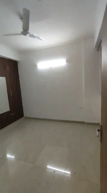 Room in 3 BHK Apartment at Amrapali Golf Homes, Sector 4 Greater Noida – for Rent