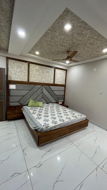 Master Bedroom in 4 BHK Apartment at Mansarovar Extension – for Rent